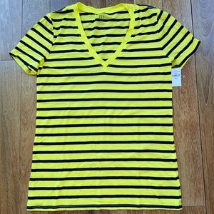 CUTE GAP TEE ~ LADIES XS WITH TAG